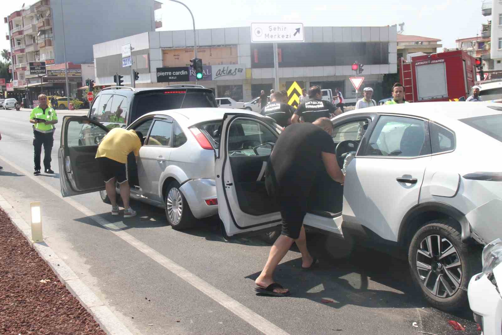 Antalya’da 5 aracın karıştığı zincirleme kazada 6 kişi yaralandı