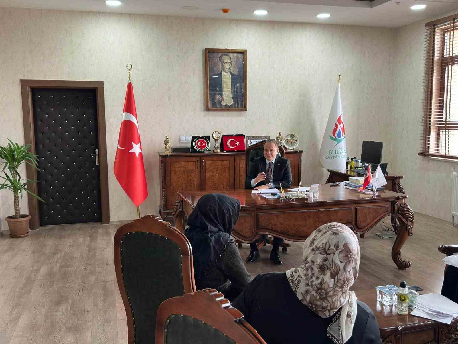 MUŞ'UN BULANIK KAYMAKAMI ÖMER ÖVÜNÇ KOŞANSU, GELENEKSEL HALE GETİRDİĞİ "HALK GÜNÜ" TOPLANTILARI KAPSAMINDA VATANDAŞLARLA BİR ARAYA GELEREK TALEP VE ÖNERİLERİNİ DİNLEDİ.