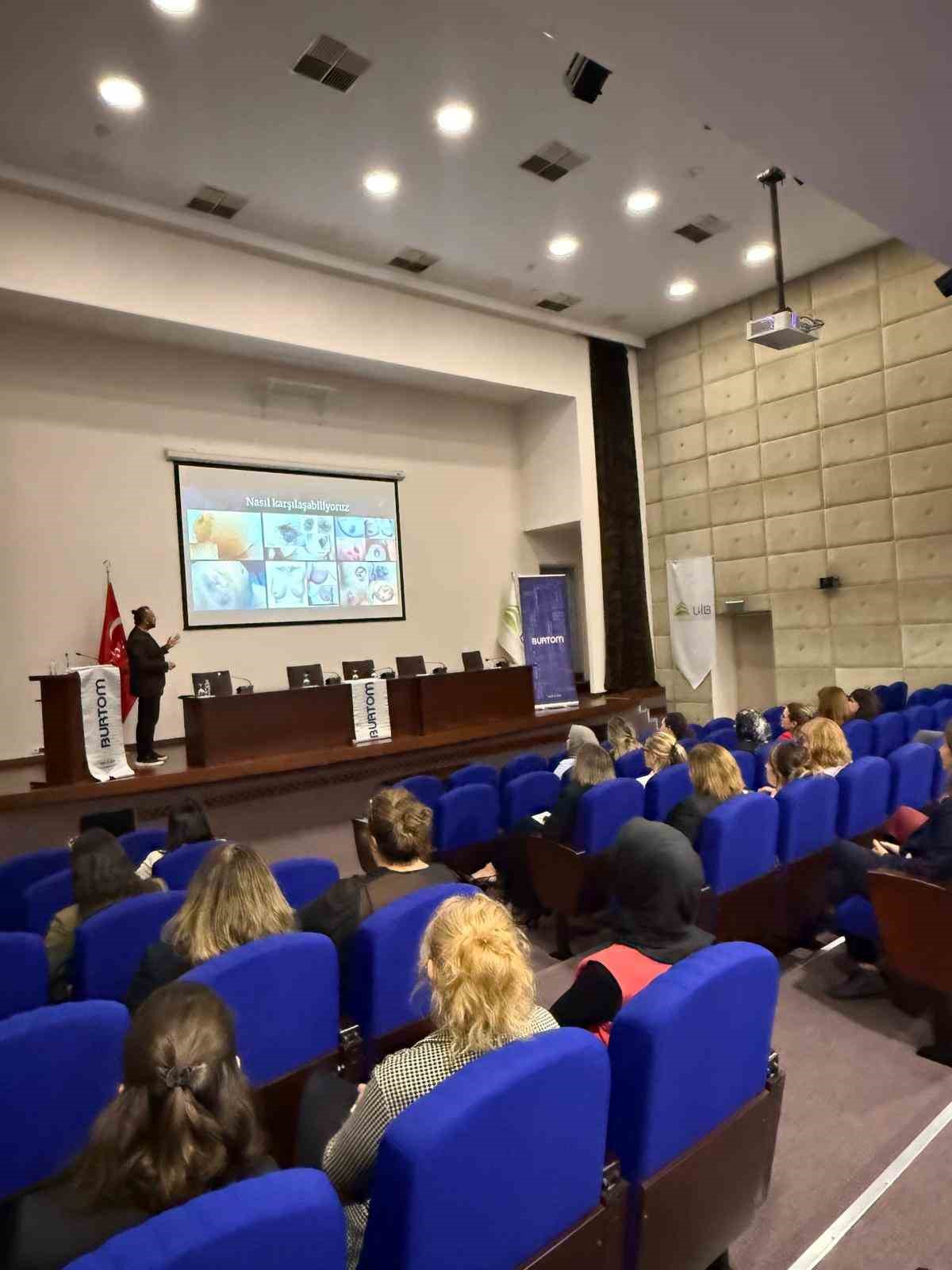 BURTOM KONUR CERRAHİ TIP MERKEZİ GENEL CERRAHİ UZMANI OP. DR. DOĞAN FAKIOĞLU, "MEME KANSERİ FARKINDALIK AYI" NEDENİYLE ULUDAĞ İHRACATÇI BİRLİKLERİ (UİB) PERSONELİNE YÖNELİK "MEME KANSERİ: FARKINDALIK VE ERKEN TEŞHİSİN ÖNEMİ" KONULU BİR SEMİNER VERDİ. SEMİNERDE HASTALIĞIN KÜRESEL BOYUTLARINDAN RİSK FAKTÖRLERİNE, TANI VE TEDAVİ SÜREÇLERİNDEN YAŞAM TARZINA KADAR TÜM KONULAR DETAYLARIYLA ELE ALINDI.