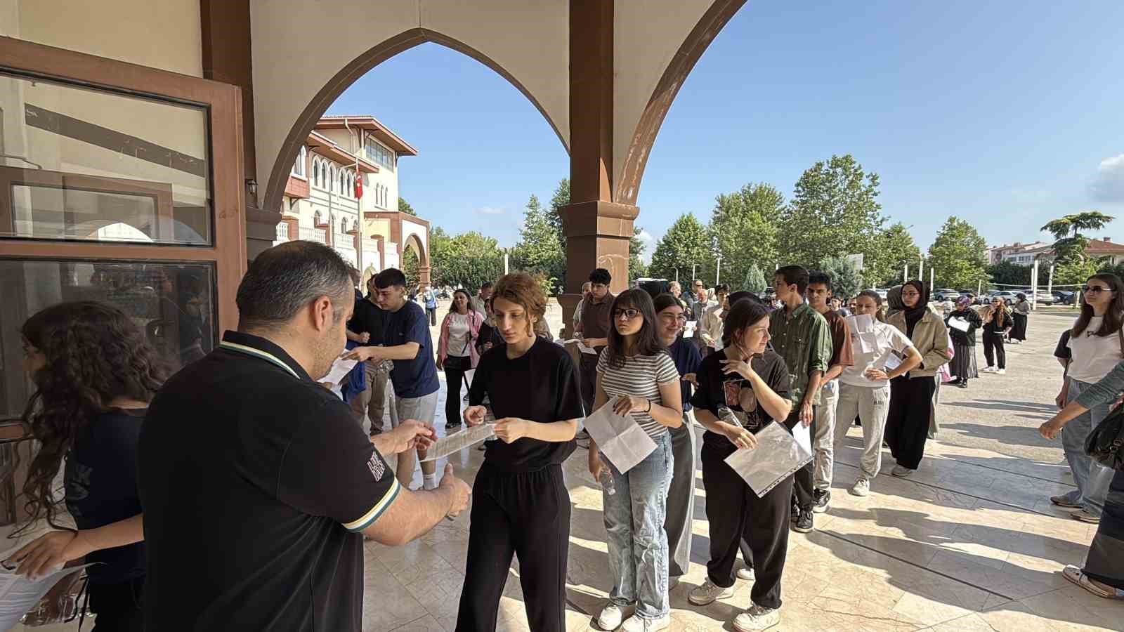 YKS’nin ilk oturumu başladı: Öğrenciler sınavda, veliler dışarda ter döküyor