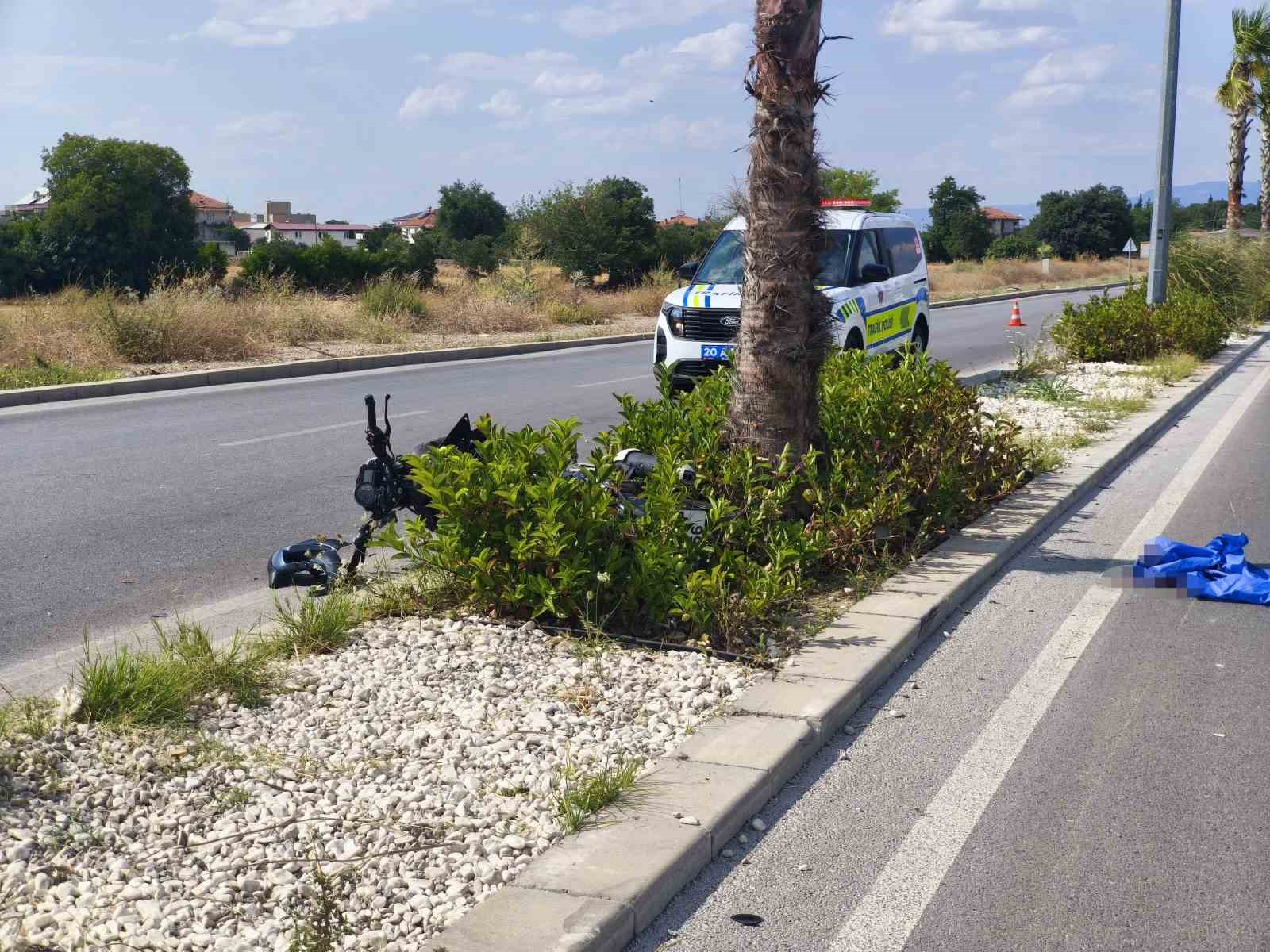 Denizli'de ağaca çarpan motosikletin sürücüsü ağır yaralandı