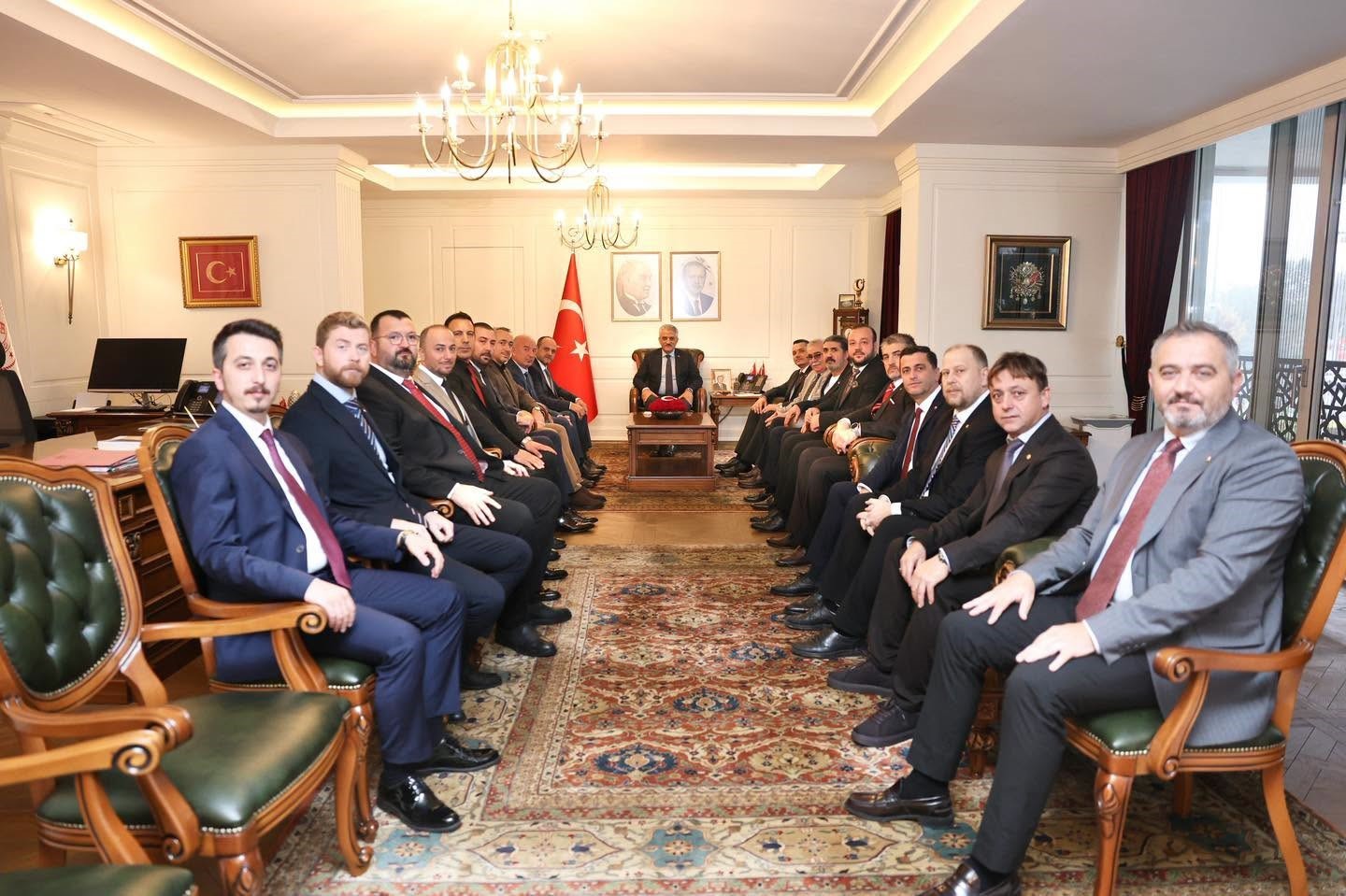 DÜZCE TİCARET VE SANAYİ ODASI’NDA (DTSO) YENİ DÖNEMİN YÖNETİM KADROSU BELLİ OLDU. YÖNETİM KURULU BAŞKANI İSHAK ŞENGÜLOĞLU VE MECLİS BAŞKANI ÜMİT YILDIRIM, BERABERLERİNDEKİ YÖNETİM VE MECLİS ÜYELERİYLE BİRLİKTE VALİ MEHMET MAKAS İLE BİR ARAYA GELDİ.