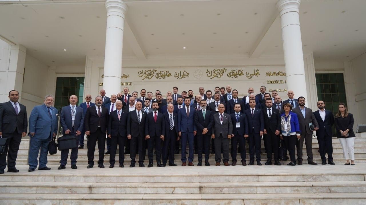 DEİK/TÜRKİYE-IRAK İŞ KONSEYİ ÖNCÜLÜĞÜNDE GERÇEKLEŞTİRİLEN KAPSAMLI IRAK ZİYARETİ, ERBİL, MUSUL, KERKÜK VE BAĞDAT HATLARINDA YOĞUN TEMASLARLA DEVAM EDİYOR. YAKLAŞIK 40 TÜRK İŞ İNSANININ KATILDIĞI HEYET PROGRAMINDA, İKİ ÜLKE ARASINDAKİ EKONOMİK İLİŞKİLERİ DERİNLEŞTİRECEK STRATEJİK GÖRÜŞMELER GERÇEKLEŞTİRİLİYOR.