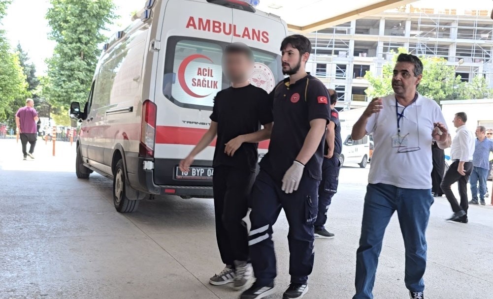 Sınavda rahatsızlanan genç ambulansla hastaneye sevk edildi