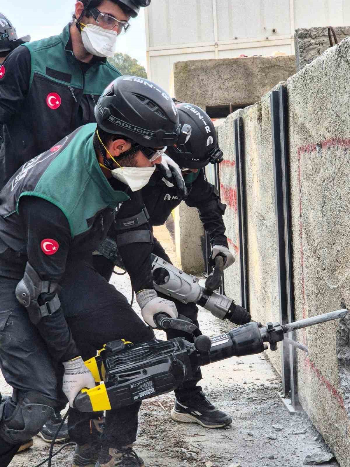 İZMİR BÖLGE DÜZEYİ TATBİKATI KAPSAMINDA AYDIN’DA GERÇEKLEŞTİRİLEN SAHA VE MASA BAŞI UYGULAMALARINDA, AFET GRUPLARI MUHTEMEL BİR AFETE KARŞI KOORDİNASYON, ARAMA KURTARMA VE SAĞLIK MÜDAHALESİ ÇALIŞMALARINI UYGULAMALI OLARAK GERÇEKLEŞTİRDİ.