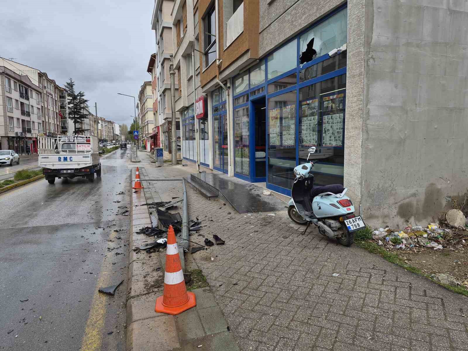 Eskişehir'de kontrolden çıkan araç ortalığı savaş alanına çevirdi
