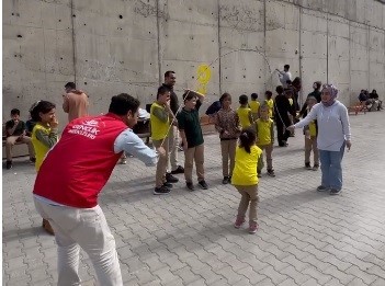 KAHRAMANMARAŞ’TA GENÇLİK VE SPOR BAKANLIĞINA BAĞLI YURTLARDA KALAN ÜNİVERSİTE ÖĞRENCİLERİ, GÖNÜLLÜ OLARAK BİR İLKOKULUN DUVARLARINI BOYAYIP BAHÇESİNE OYUN ALANLARI ÇİZDİ.