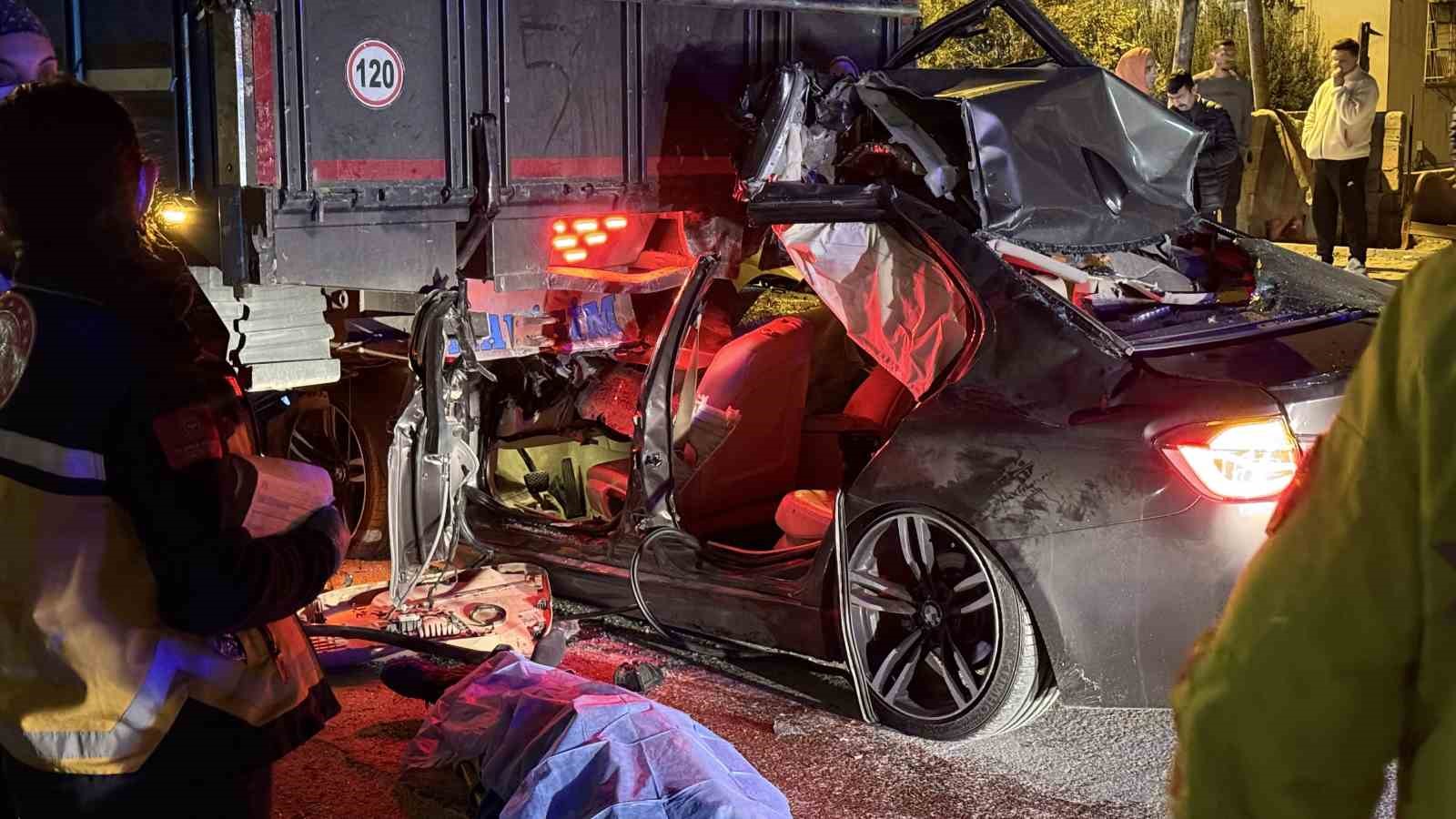 Lüks otomobil kamyona ok gibi saplandı: 1 ölü, 2 yaralı
