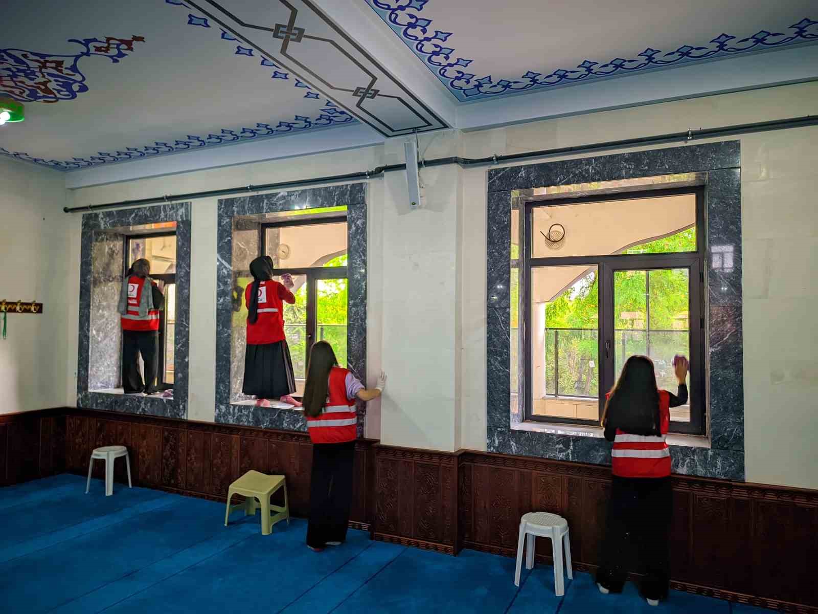 Ağrı’da Kızılay gönüllüleri Merkez Camii’ni temizledi