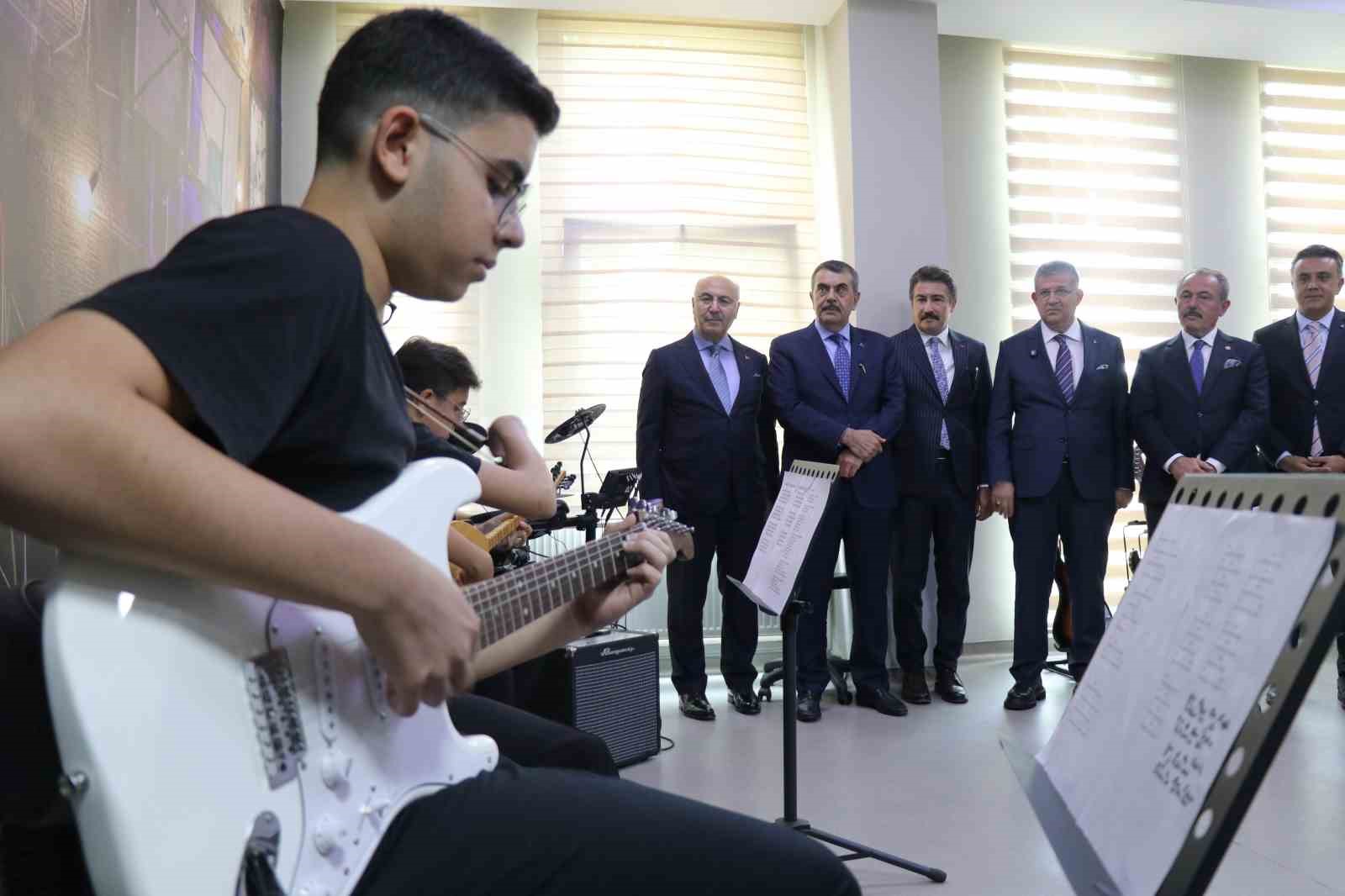 Milli Eğitim Bakanı Tekin: "YKS’ye giren bütün gençlerimize başarılar diliyorum"