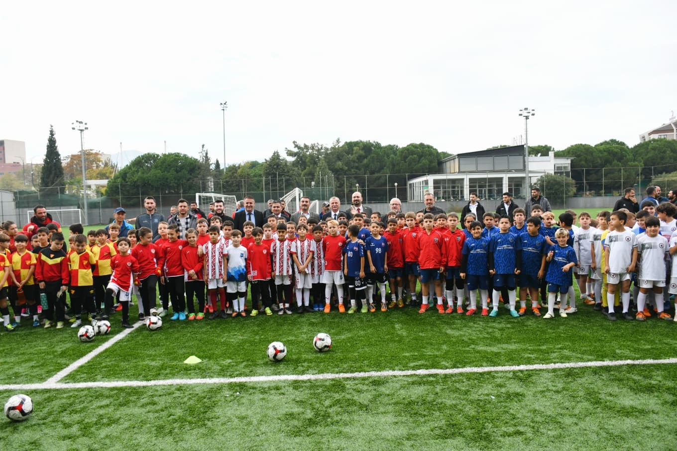 YUNUSEMRE BELEDİYESİ TARAFINDAN 29 EKİM CUMHURİYET BAYRAMI KAPSAMINDA DÜZENLENEN FUTBOL TURNUVASI, 16 TAKIMIN KATILIMIYLA TEVFİK LAV SPOR TESİSLERİ'NDE GERÇEKLEŞTİRİLDİ. 2017 DOĞUMLU SPORCULARIN MÜCADELE ETTİĞİ ORGANİZASYONDA MİNİK FUTBOLCULAR BAYRAM COŞKUSUNU YAŞADI.