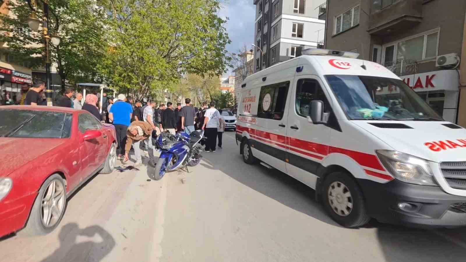 Kütahya'da motosiklet yayaya çarptı: 2 yaralı