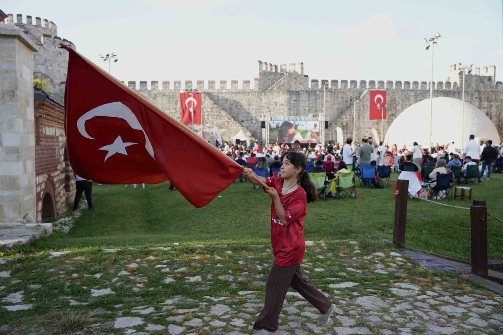 Tarihi Yedikule Hisarında milli takıma destek
