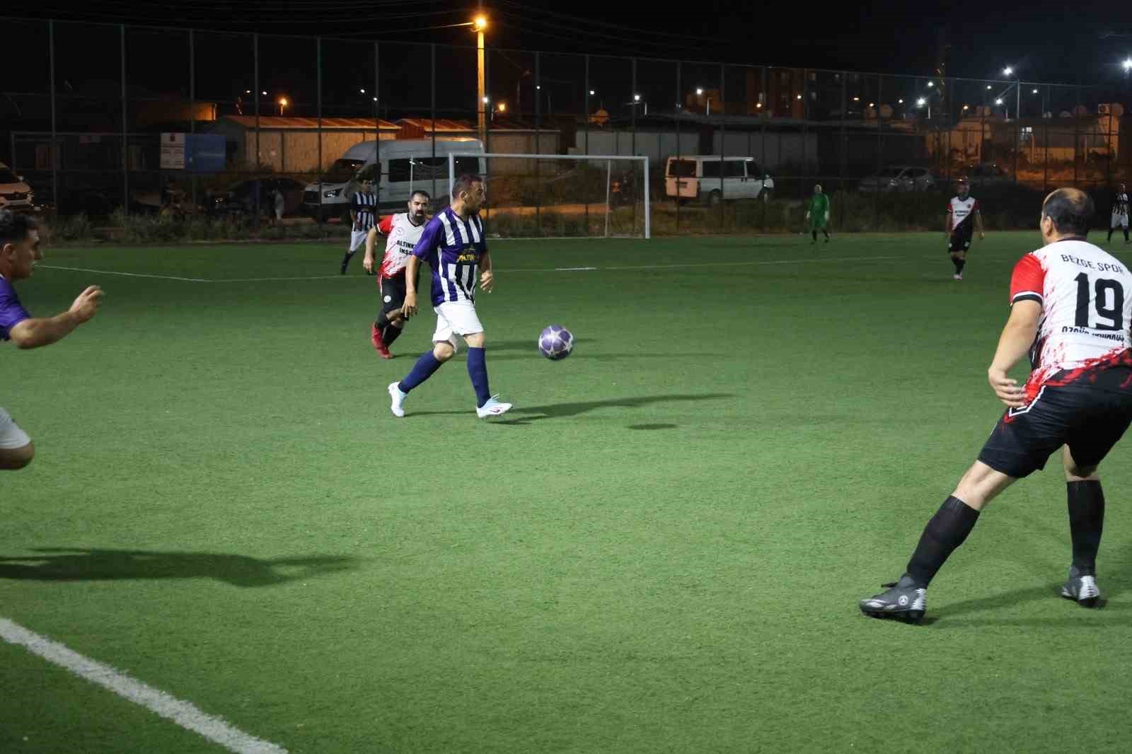 Hatay'da 38.Erhan Aksay futbol turnuvası 53 takımın katılımıyla sürüyor