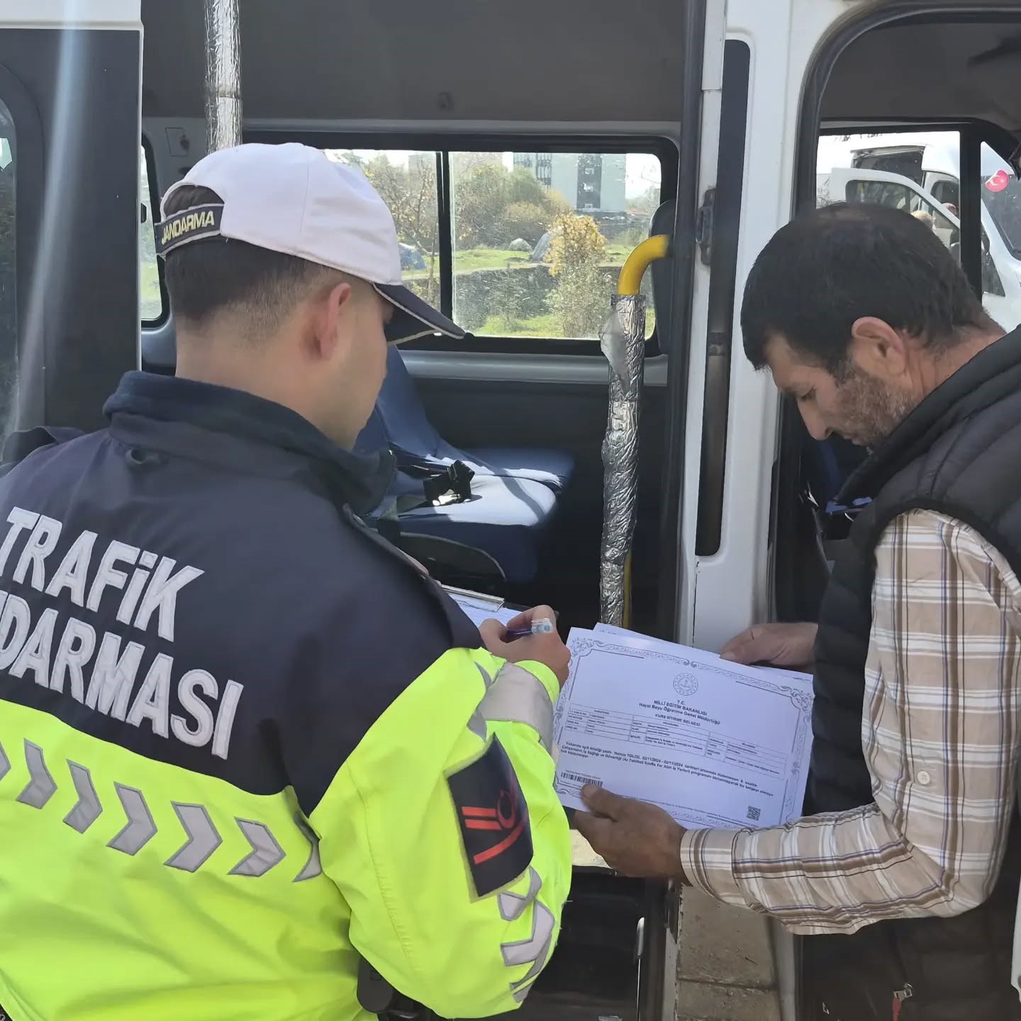 ARDAHAN'IN ÇILDIR İLÇESİNDE, İLÇE MİLLÎ EĞİTİM MÜDÜRLÜĞÜ BAHÇESİNDE TRAFİK JANDARMASI VE İLÇE MİLLÎ EĞİTİM MÜDÜRLÜĞÜ EKİPLERİNCE OKUL SERVİS ARAÇLARINA YÖNELİK DENETİM GERÇEKLEŞTİRİLDİ.