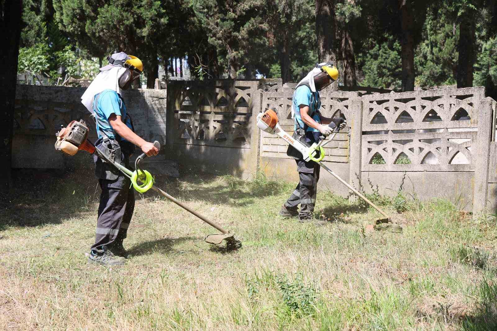 Gebze'de mezarlık ve şehitliklerde periyodik bakım çalışmaları sürüyor