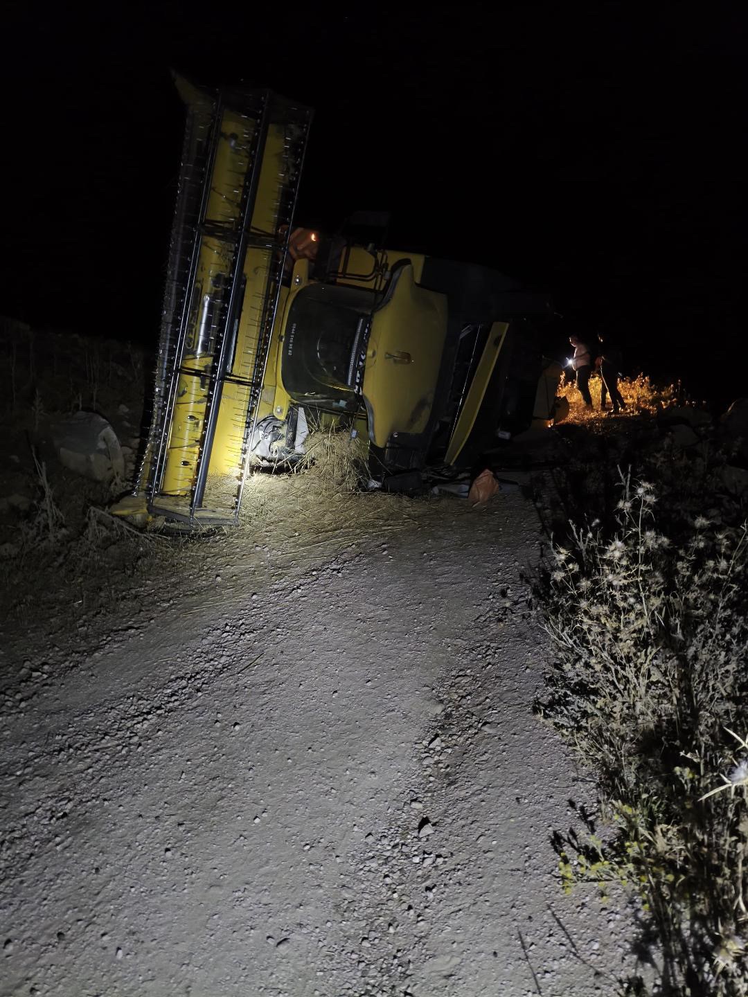 Siirt'te biçerdöver devrildi, sürücü yaralandı