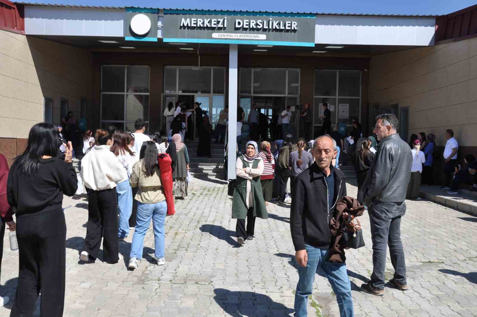Kars’ta YKS heyecanı: Binlerce aday üniversite hayali için sınav merkezlerine akın etti