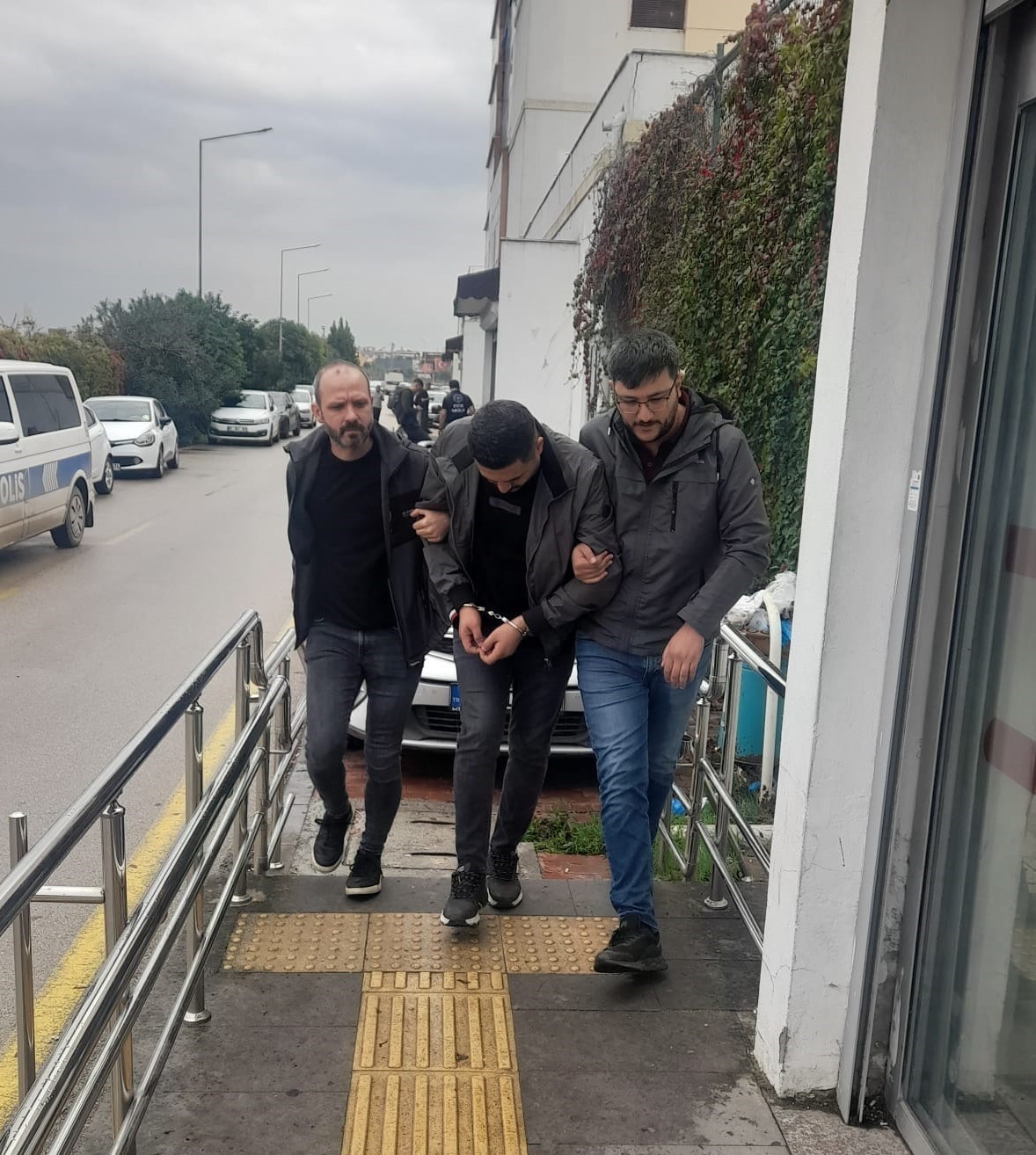 ADANA'DA ‘BAYĞARALAR' SUÇ ÖRGÜTÜ DOSYASINCA ARANAN BİR ŞÜPHELİ POLİS VE MİLLİ İSTİHBARA TEŞKİLATI'NIN (MİT) ORTAK OPERASYONUYLA YAKALANDI. ŞÜPHELİ ÇIKARTILDIĞI MAHKEMECE TUTUKLANDI.