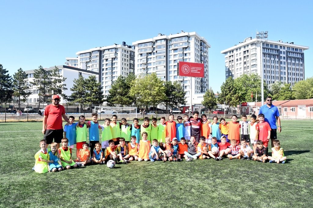 Eskişehir'de GSB Spor Okulları'nda futbol heyecanı hız kesmiyor