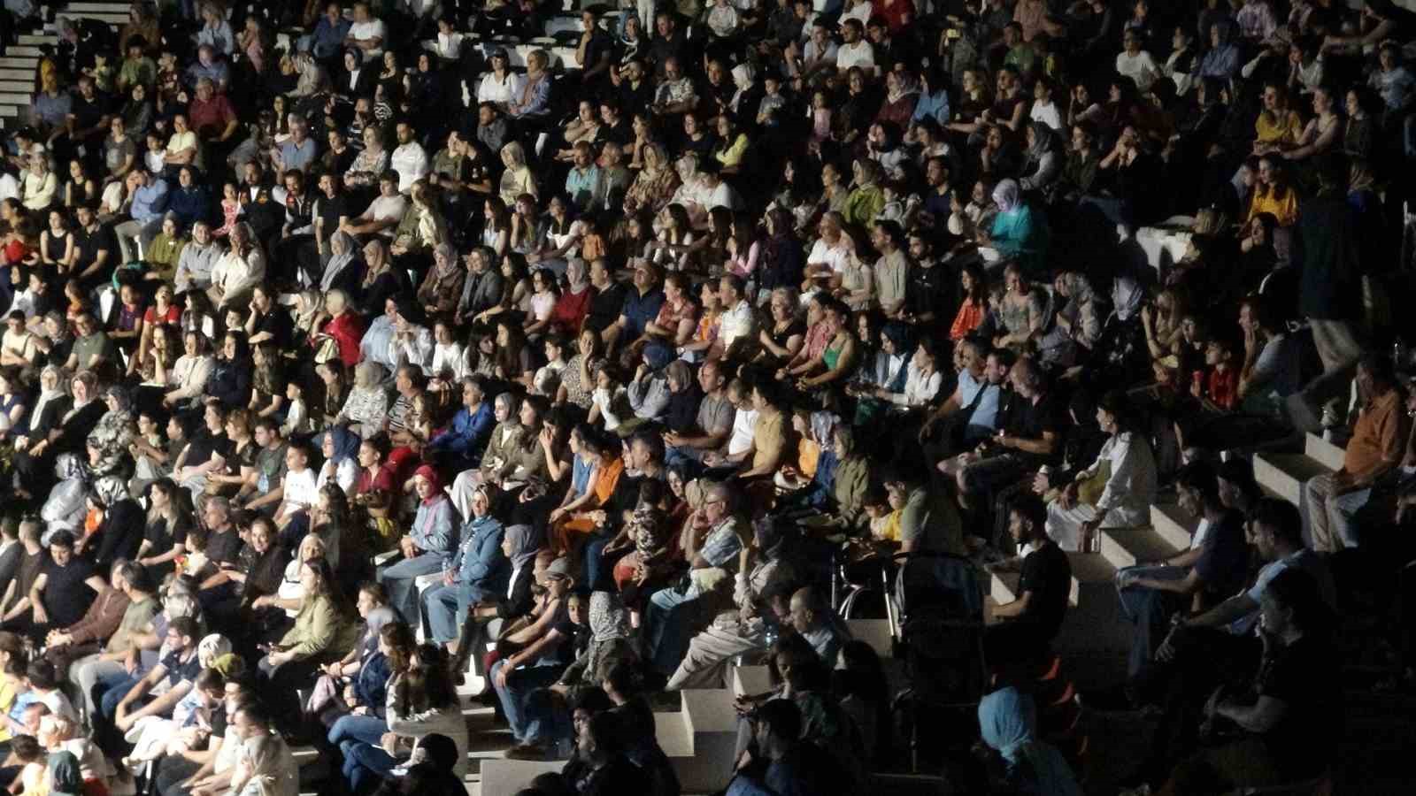 Kilis'te 'Sınırdan Sesler Korosu' konserine yoğun ilgi