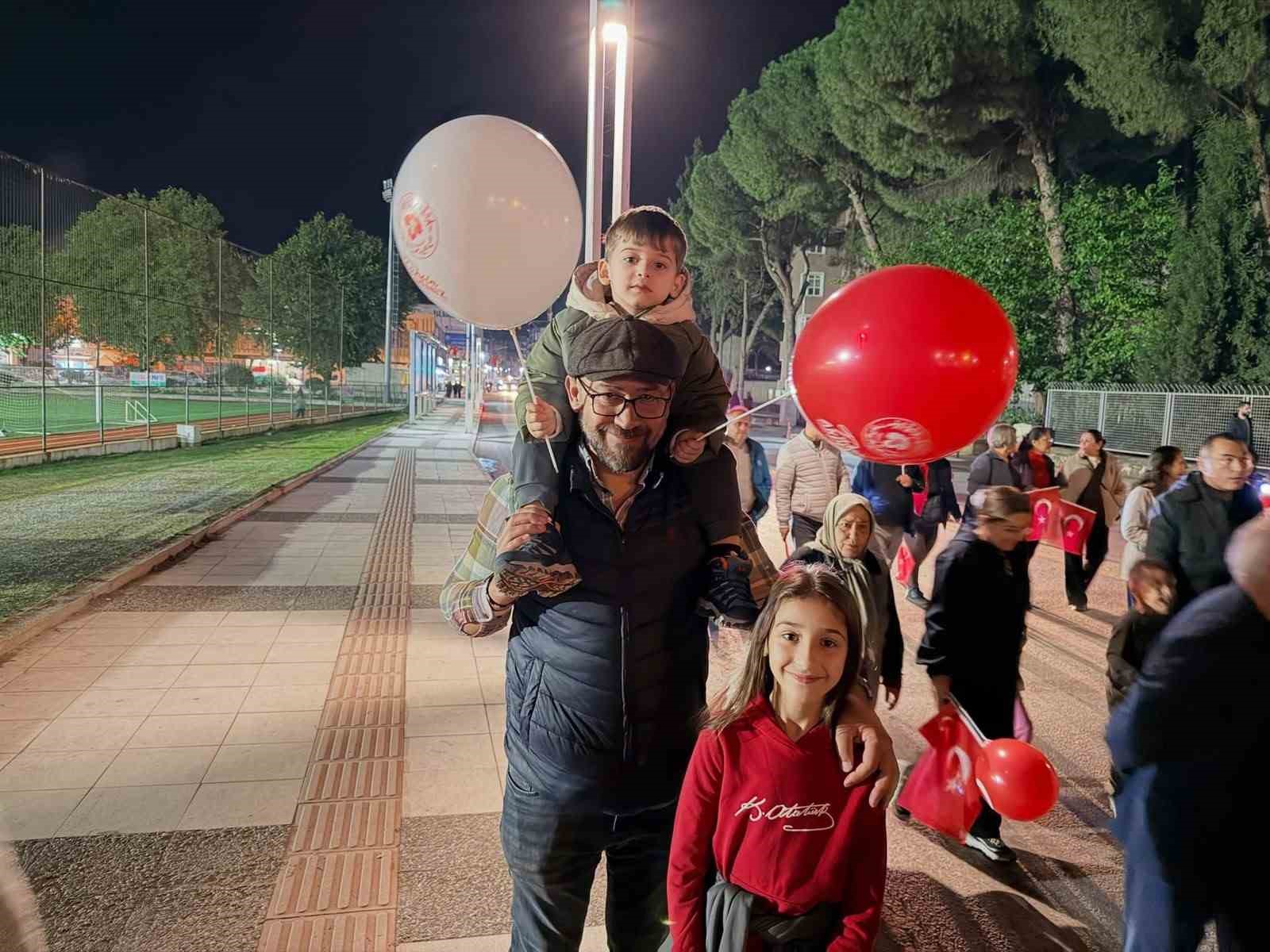 MANİSA’NIN SARIGÖL İLÇESİNDE CUMHURİYET’İN 103. YIL DÖNÜMÜ KUTLAMALARI KAPSAMINDA DÜZENLENEN FENER ALAYINDA, ELLERİNDE TÜRK BAYRAKLARI TAŞIYAN HER YAŞTAN VATANDAŞ CUMHURİYET COŞKUSUNU HEP BİRLİKTE YAŞADI.