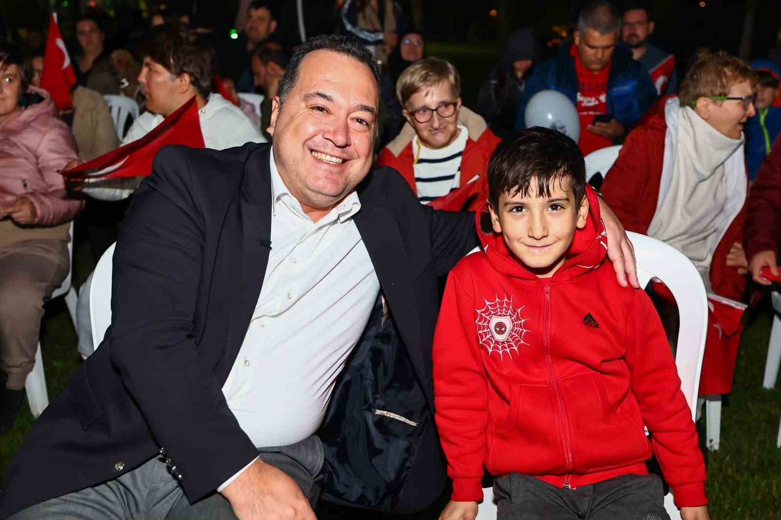 MANİSA’DA CUMHURİYET’İN 103’ÜNCÜ YIL DÖNÜMÜ KUTLAMALARI KAPSAMINDA ATATÜRK KENT PARKI’NDA DÜZENLENEN ETKİNLİKLERDE 1000 DRONE GÖKYÜZÜNÜ AYDINLATTI. IŞIKLARLA OLUŞTURULAN DEV ATATÜRK PORTRESİ VE TÜRK BAYRAĞI VATANDAŞLARDAN BÜYÜK ALKIŞ ALIRKEN, TEKNOLOJİ VE SANATIN BULUŞTUĞU GÖSTERİ GÖRSEL ŞÖLEN SUNDU.