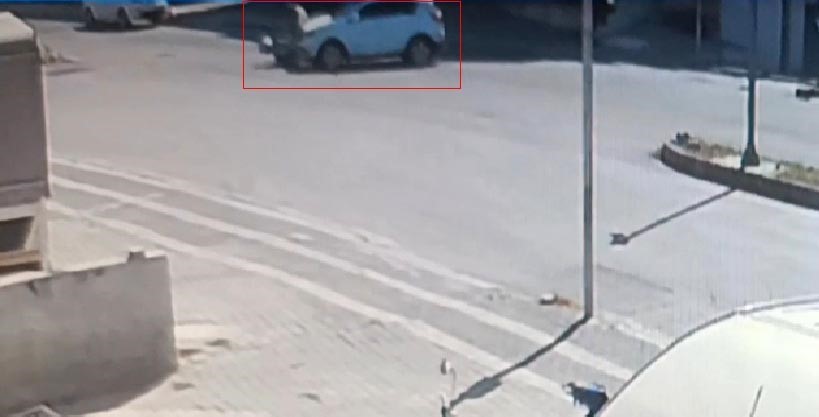 Otomobilin motosikletle çarpışma anı kamerada