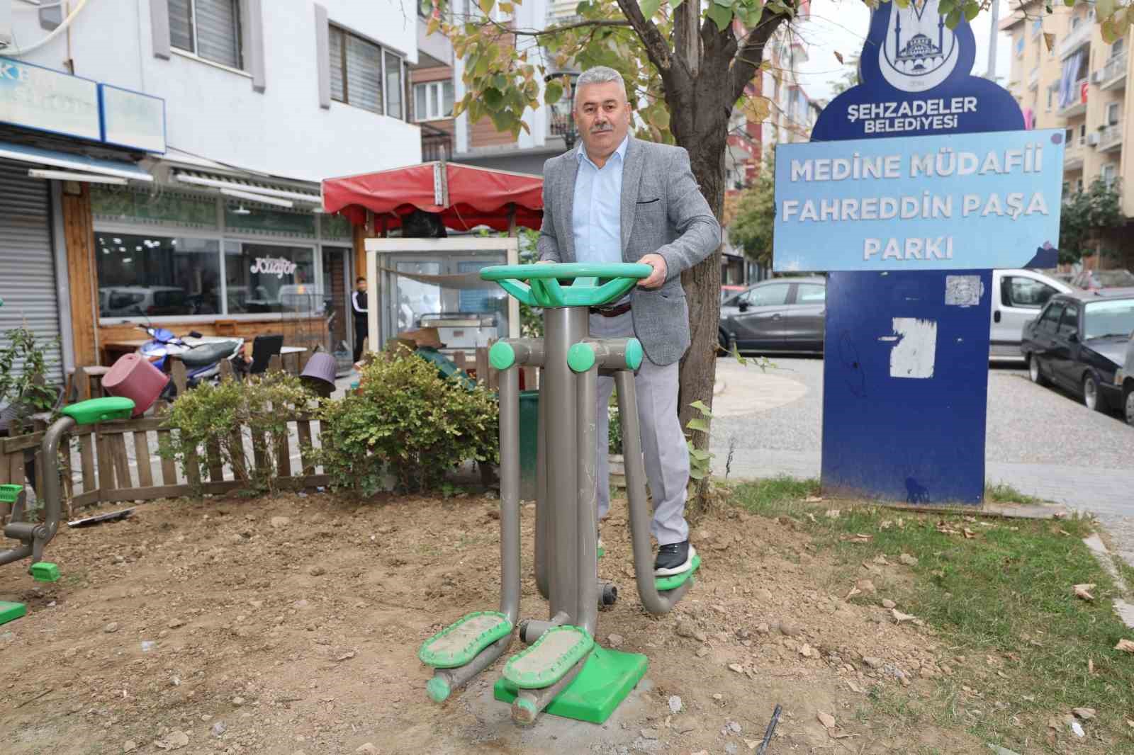 MANİSA’NIN ŞEHZADELER İLÇESİNDE MAHALLE SAKİNLERİNİN SPOR ALETİ TALEBİ YERİNE GETİRİLDİ. YARHASANLAR MAHALLESİ’NDEKİ MEDİNE MÜDAFİİ FAHREDDİN PAŞA PARKI’NA MONTE EDİLEN SPOR ALETLERİ VATANDAŞLARIN KULLANIMINA SUNULURKEN, MAHALLE MUHTARI FEVZİ ATEŞ, DESTEKLERİNDEN DOLAYI BELEDİYE BAŞKANI HAKAN ŞİMŞEK’E TEŞEKKÜR ETTİ.