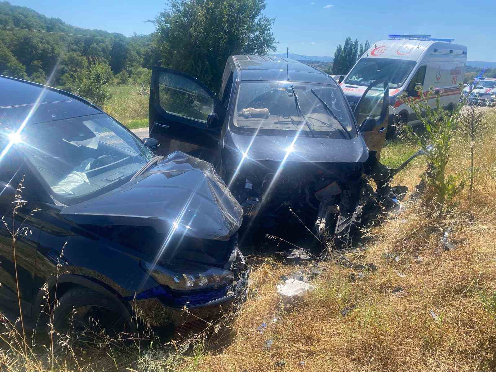 Bilecik'te iki otomobil kafa kafaya çarpıştı: 2 yaralı