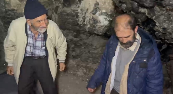 BURSA ULUDAĞ'DA İNSANLARDAN UZAKLAŞIP MAĞARAYA SIĞINARAK YAŞAMINI SÜRDÜREN YAŞLI ADAM İÇİN BİR SPORCU TARAFINDAN BAŞLATILAN YARDIM SEFERBERLİĞİ, DUYGUSAL BİR KAVUŞMAYLA SONA ERDİ. ANKARA'DAN YOLA ÇIKAN 83 YAŞINDAKİ BABA HÜSEYİN M., UZUN BİR YOLCULUĞUN ARDINDAN OĞLUNA KAVUŞTU. DAĞCI DÜZGÜN ÇALIŞKAN'IN MİSAFİR ETTİĞİ BABA, YILLARDIR AYRI KALDIĞI OĞLUYLA BULUŞURKEN DUYGUSAL ANLAR YAŞANDI. BABA HÜSEYİN M., OĞLUNU DA YANINA ALARAK ANKARA'YA GÖTÜRDÜ.