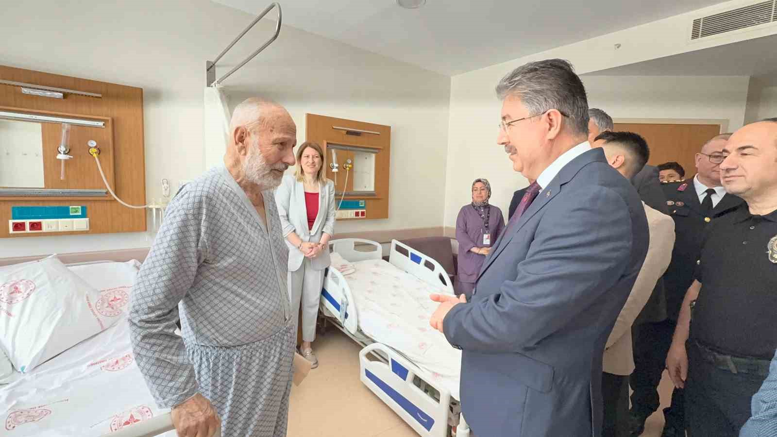 Vali Yılmaz'dan sağlık çalışanı ve hastalara bayram ziyareti