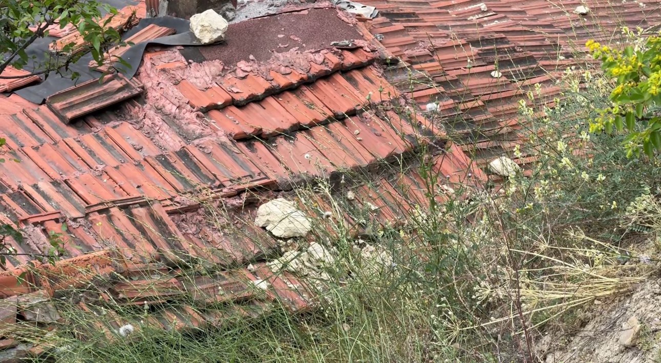 Heyelanda kaya parçalarının isabet ettiği ev hasar gördü