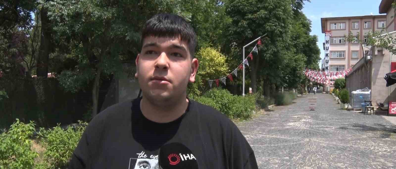 Ankara’da anne ve baba çocuğuna destek olmak için YKS’ye girdi