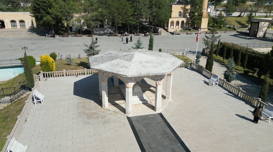 Eskişehir’de tarihi türbeye ziyaretçi akını