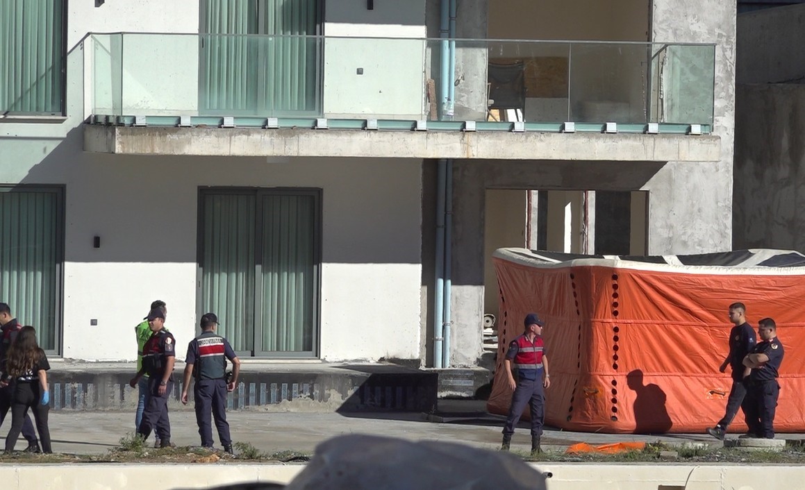 ANTALYA’NIN ALANYA İLÇESİNDE PARASINI ALAMADIĞINI İDDİA EDEREK İNŞAAT HALİNDEKİ BİNANIN BALKONUNA ÇIKAN İŞÇİ, ARKADAŞININ İKNA ETMESİ SONUCU BULUNDUĞU YERDEN İNDİRİLDİ.