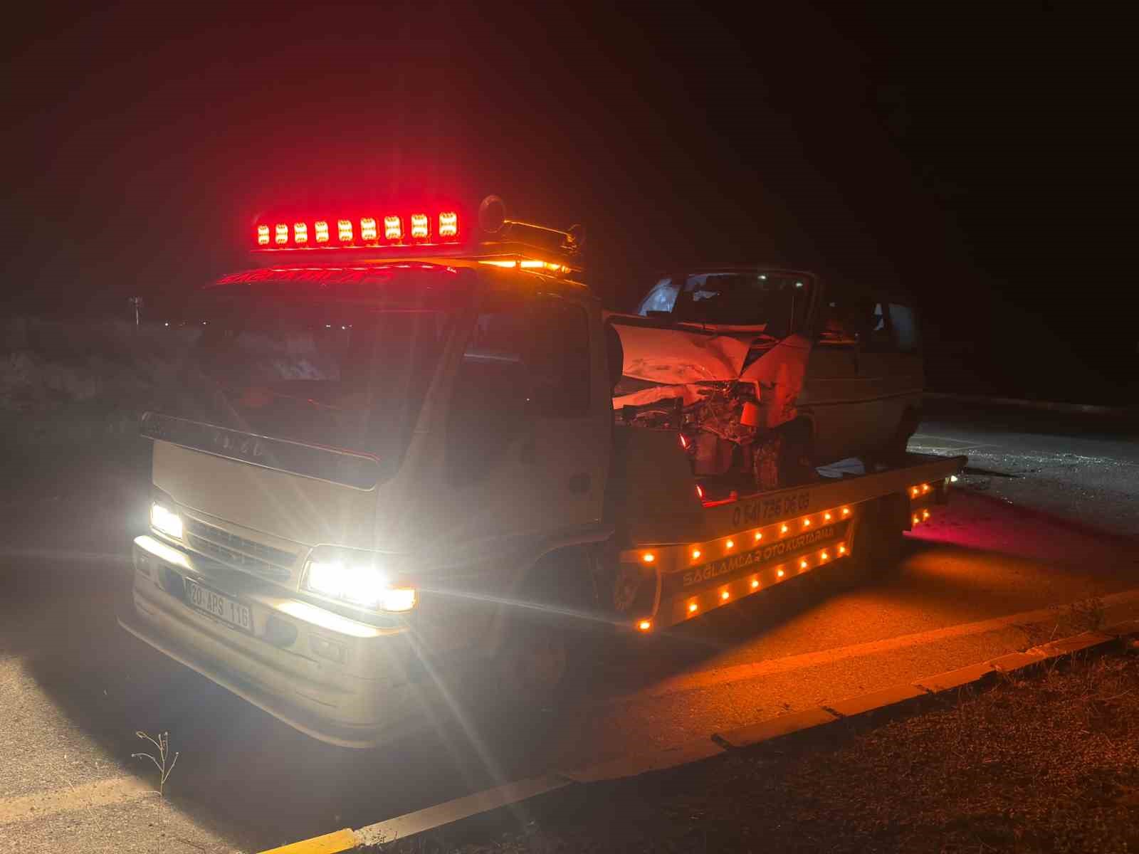 AFYONKARAHİSAR’IN EMİRDAĞ İLÇESİNDE TIR İLE KAMYONET ÇARPIŞMASI SONUCU MEYDANA GELEN TRAFİK KAZASINDA 1 KİŞİ YARALANIRKEN, KAZADA ARACIN DEVRİLMEMESİ İSE YAŞANABİLECEK BİR FACİANIN ÖNÜNÜ GEÇTİ.