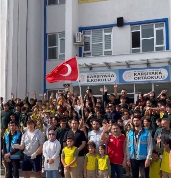 KAHRAMANMARAŞ’TA GENÇLİK VE SPOR BAKANLIĞINA BAĞLI YURTLARDA KALAN ÜNİVERSİTE ÖĞRENCİLERİ, GÖNÜLLÜ OLARAK BİR İLKOKULUN DUVARLARINI BOYAYIP BAHÇESİNE OYUN ALANLARI ÇİZDİ.