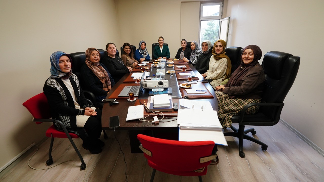 TOBB ERZURUM KADIN GİRİŞİMCİLER KURULU (KGK) EKİM AYI OLAĞAN TOPLANTISI, TOBB İL KGK BAŞKANI KÜBRA ALİOĞULLARI BAŞKANLIĞINDA ERZURUM TİCARET VE SANAYİ ODASI (ETSO) EV SAHİPLİĞİNDE YAPILDI.
