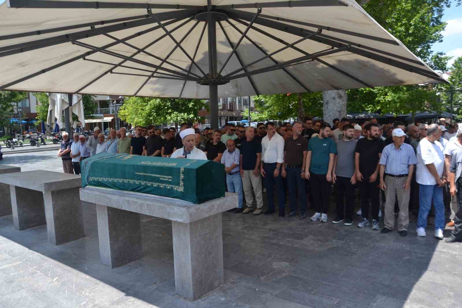 Emekli Bankacı Esin Camak vefat etti