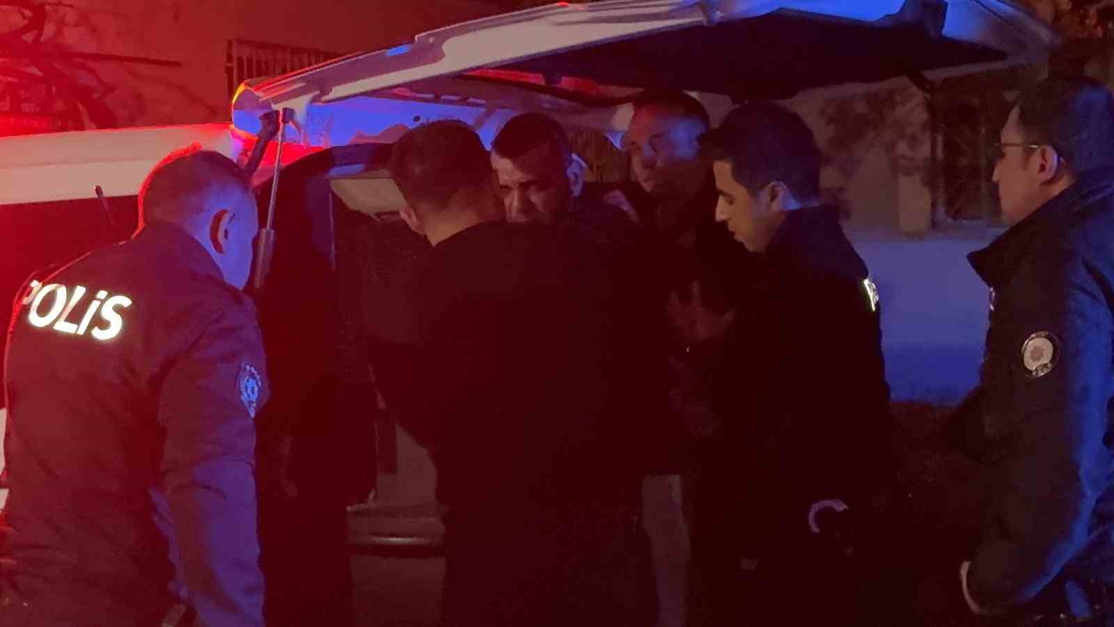 KAYSERİ’NİN MELİKGAZİ İLÇESİNDE POLİS EKİPLERİNİN ‘DUR’ İHTARINA UYMAYAN SÜRÜCÜ KOVALAMACA SONUCU YAKALANDI. EKİPLERE ZOR ANLAR YAŞATAN VE MUKAVEMET GÖSTEREN SÜRÜCÜ POLİS OTOSUNDA KAFES KISMINA BİNMEMEKTE DİRENEREK, ‘BAŞIMI EĞEMEZSİNİZ’ DEDİ. ALKOL TESTİNİ REDDEDEN SÜRÜCÜYE 360 BİN TL İDARİ PARA CEZASI YAZILDI.