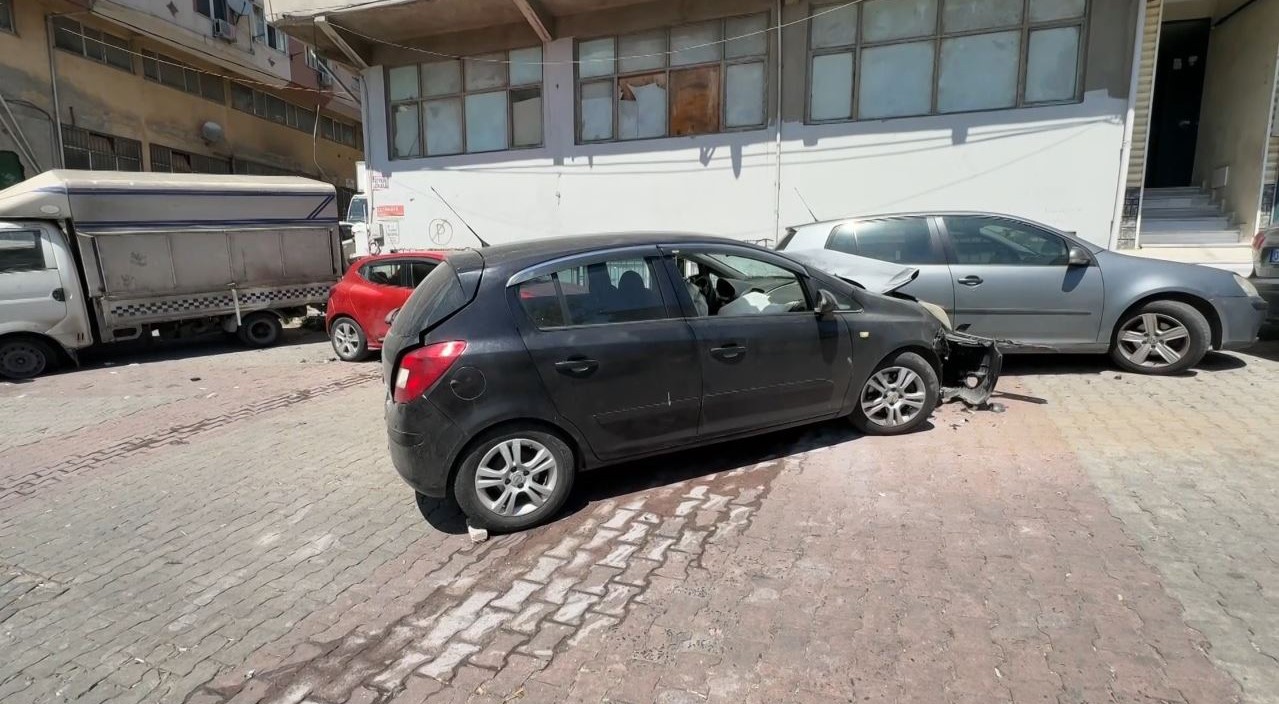 Kağıthane’de yokuştan kayan araç kaza yaptı: 4 araçta maddi hasar oluştu