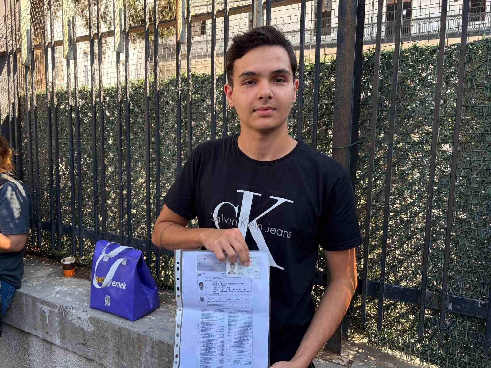 İzmir’de YKS heyecanı: Dış kapı demirlerinden atlayıp sınava girmeye çalıştılar