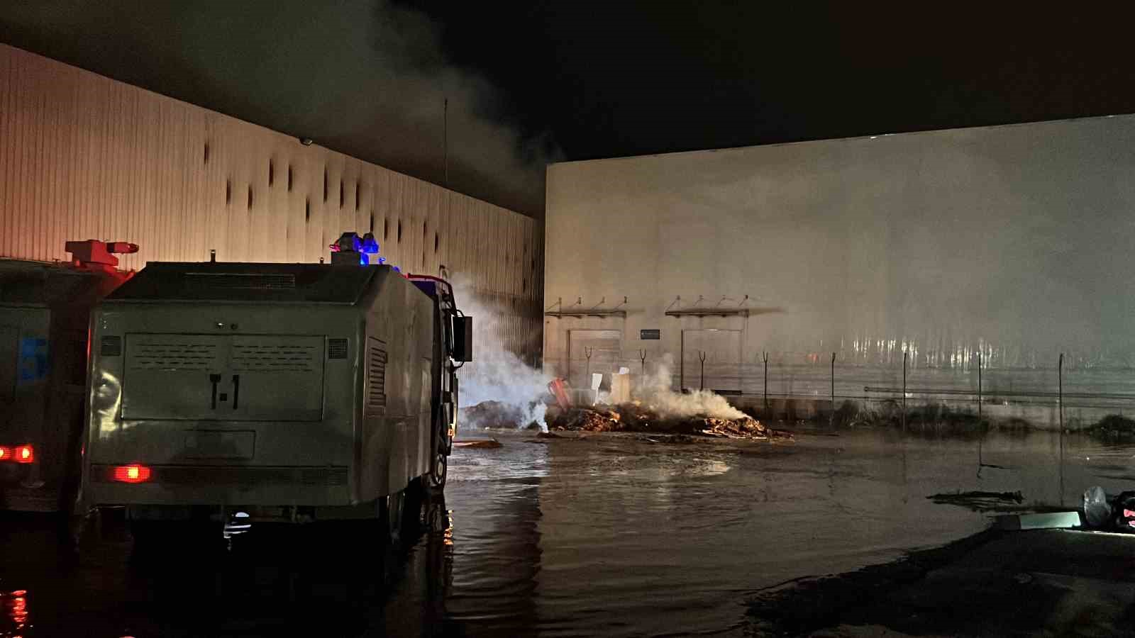 MERSİN’İN MERKEZ AKDENİZ İLÇESİNDE TÜTÜN VE FİDE DEPOLANAN ANTREPODA YILDIRIM DÜŞMESİ SONUCU ÇIKAN YANGIN, EKİPLERİN MÜDAHALESİYLE KONTROL ALTINA ALINDI.