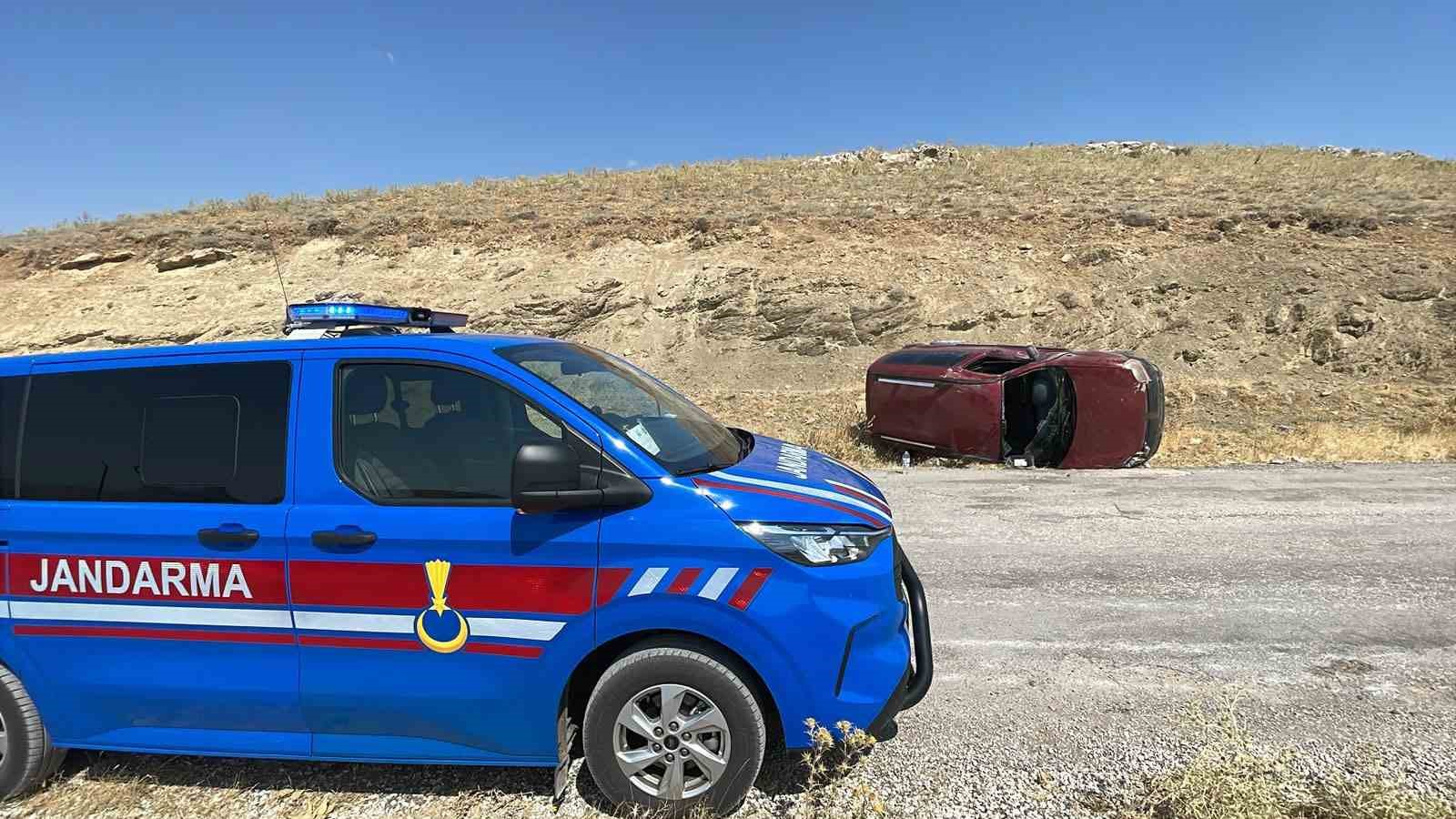 Karaman’da hafif ticari araç devrildi: 1 yaralı