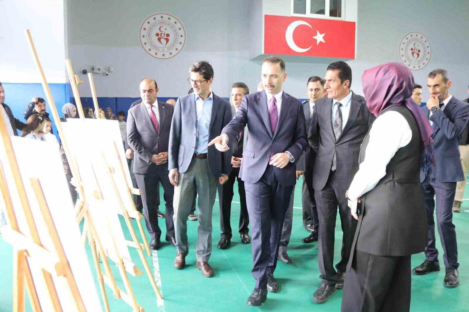 ERZİNCAN'IN ÜZÜMLÜ İLÇESİNDE, 29 EKİM CUMHURİYET BAYRAMI'NIN 103. YIL DÖNÜMÜ ETKİNLİKLERİ KAPSAMINDA "ÜZÜMLÜ'DEN MANZARALAR" FOTOĞRAF SERGİSİ AÇILDI