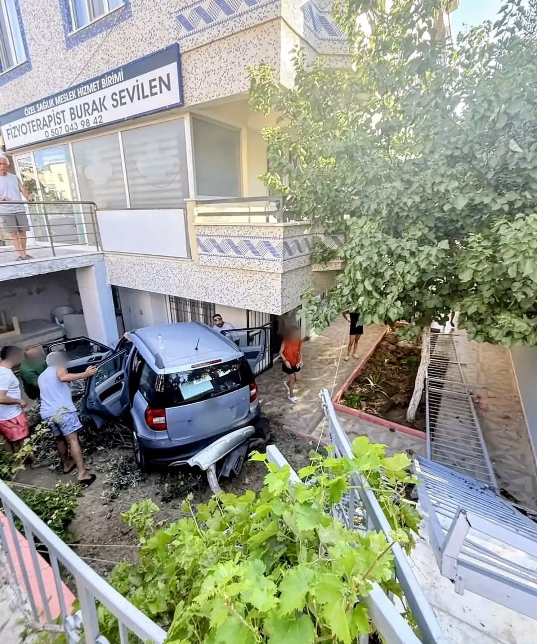 Didim'de araç evin bahçesine uçtu