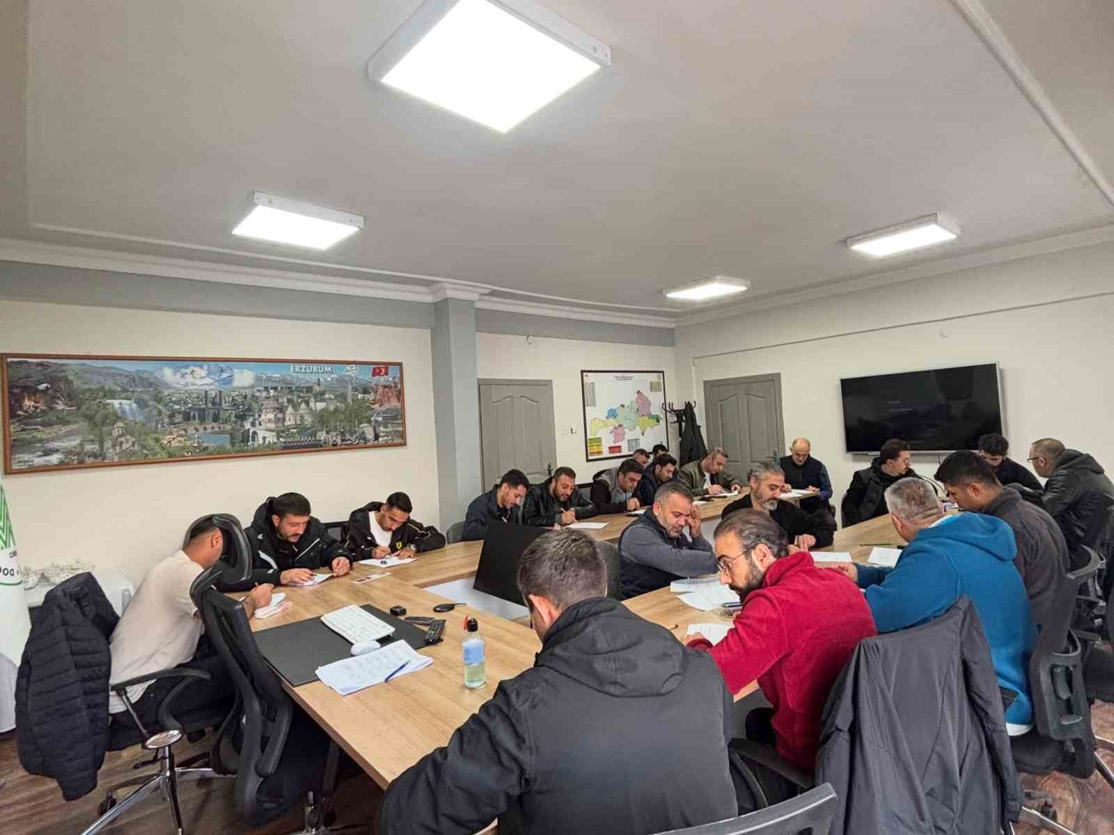 ERZURUM DOĞA VE MİLLİ PARKLAR MÜDÜRLÜĞÜ İLE YAKUTİYE HALK EĞİTİMİ MERKEZİ MÜDÜRLÜĞÜ İŞ BİRLİĞİYLE DÜZENLENEN "AVCI EĞİTİMİ KURSU" BAŞARIYLA TAMAMLANDI. GELECEĞİN BİLİNÇLİ AVCILARININ YETİŞTİRİLDİĞİ KURSU BAŞARIYLA TAMAMLAYAN 31 AVCI ADAYI SERTİFİKA ALMAYA HAK KAZANDI.