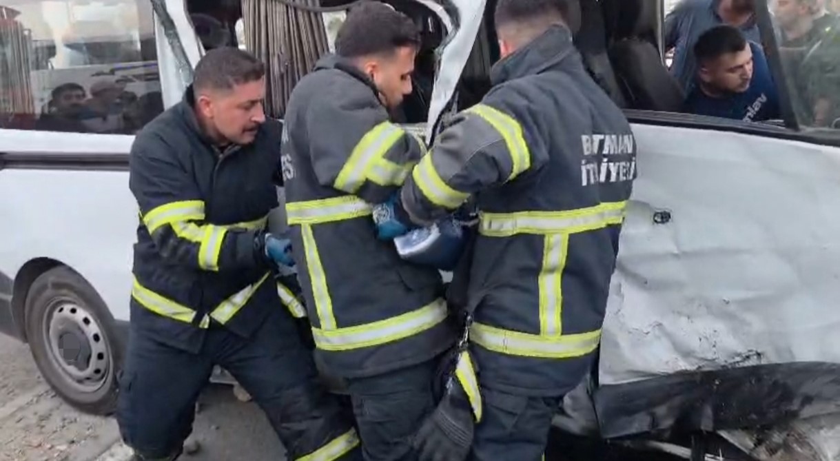 Batman’da iki minibüs çarpıştı: 9 yaralı