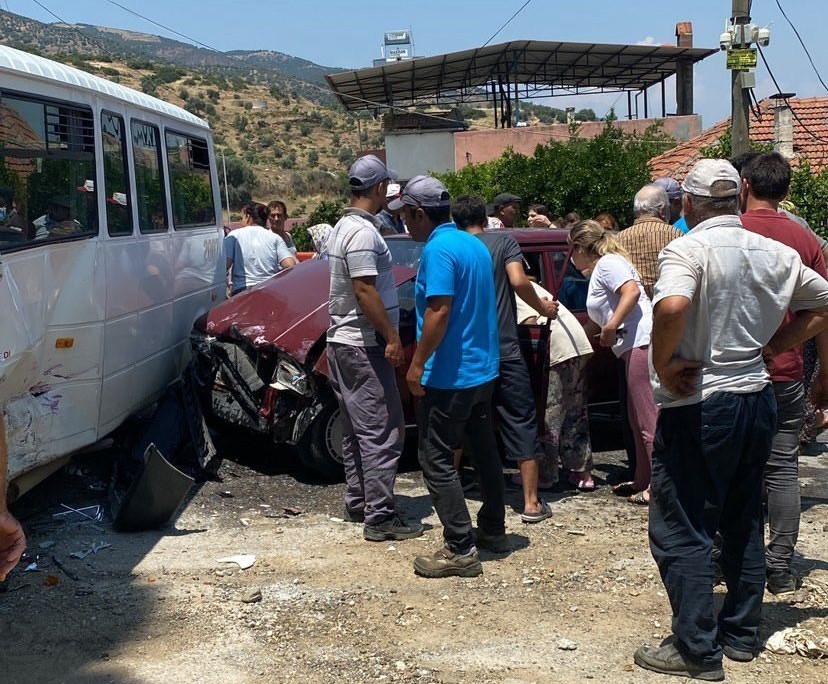 Bozdoğan'da işçi servisi ile otomobil çarpıştı:3 yaralı